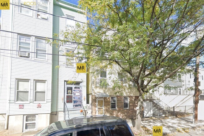 Building Photo - 148 Saratoga St