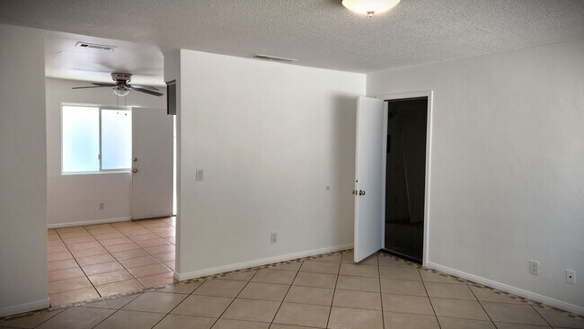 Foto del edificio - Centrally located Palm Desert duplex