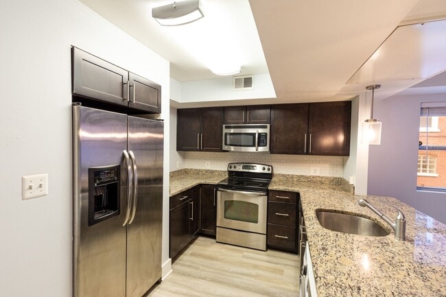 Building Photo - Updated one bed/one bath E Cap Condo, in-unit washer/dryer