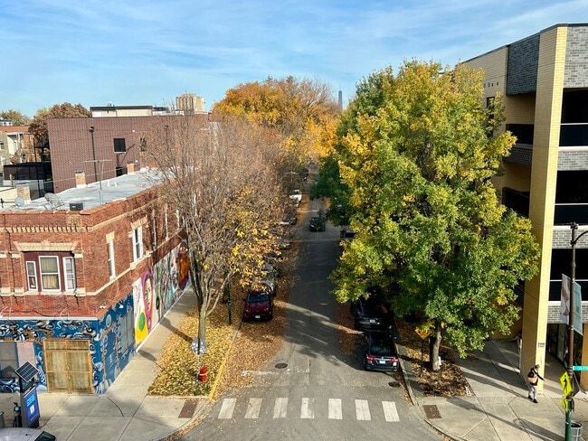 Building Photo - 1028 N California Ave