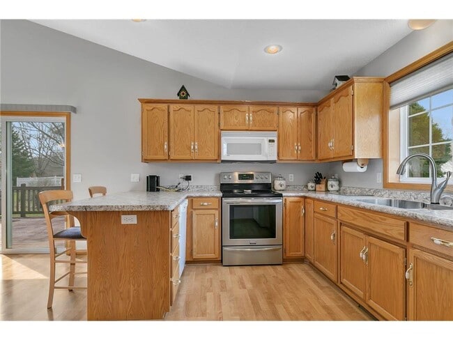 Building Photo - 304 7th Ave S