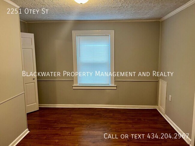 Building Photo - Three Bedroom Home off Campbell Avenue!