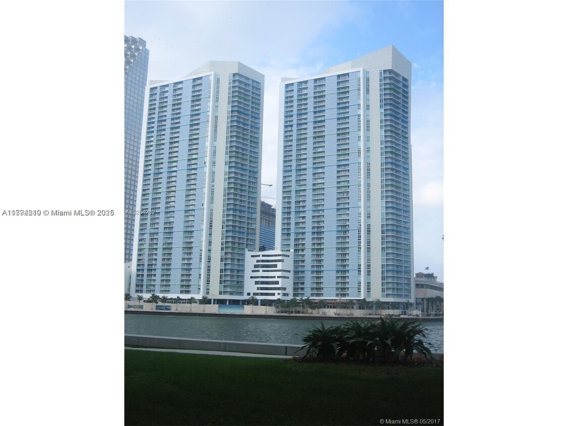 Foto principal - 335 S Biscayne Blvd