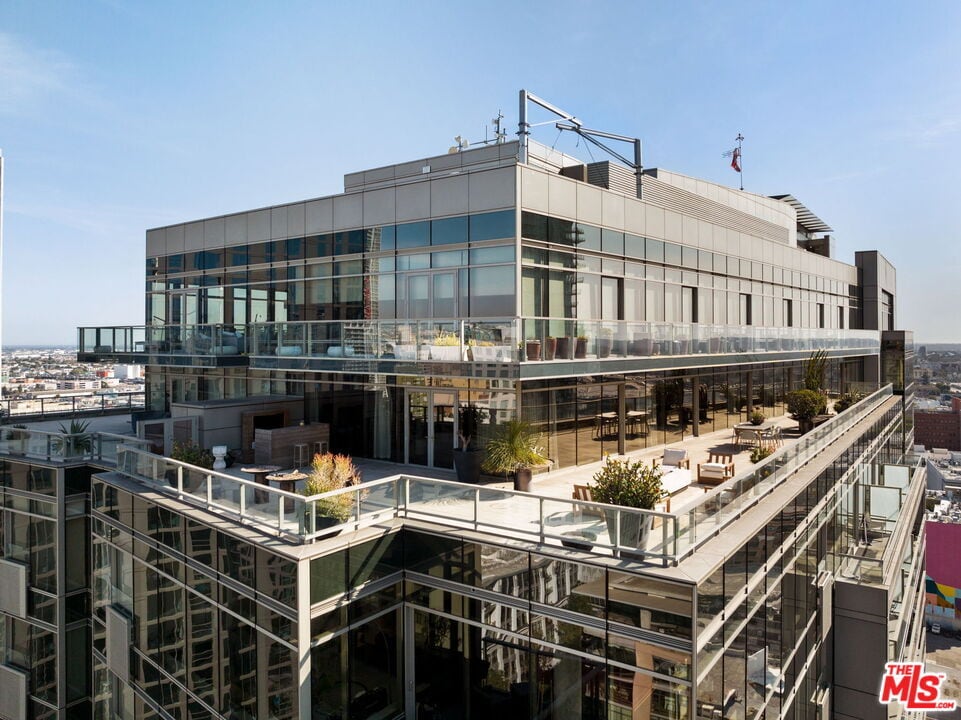 Primary Photo - 1155 S Grand Ave