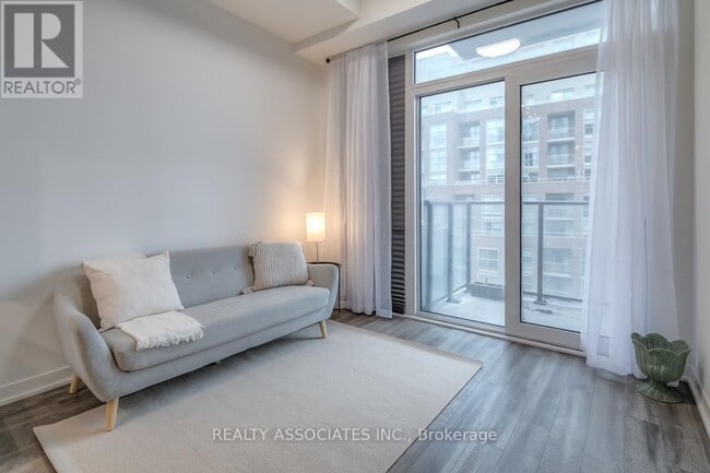 Photo du bâtiment - 609 St Clair Ave W