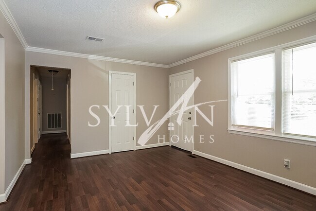 Building Photo - This charming brick home is ready for your...