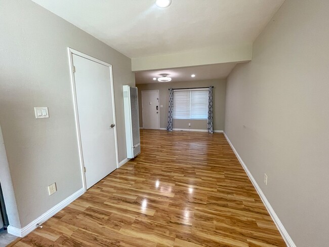Foto del edificio - Updated 2 bed 1.5 bath townhome in central...