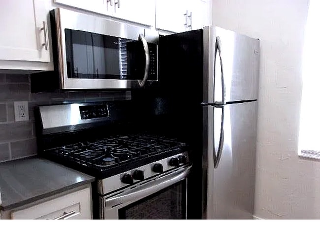 Charming 1-Bed in Gatewood with Hardwood F... - Charming 1-Bed in Gatewood with Hardwood F... Apartment