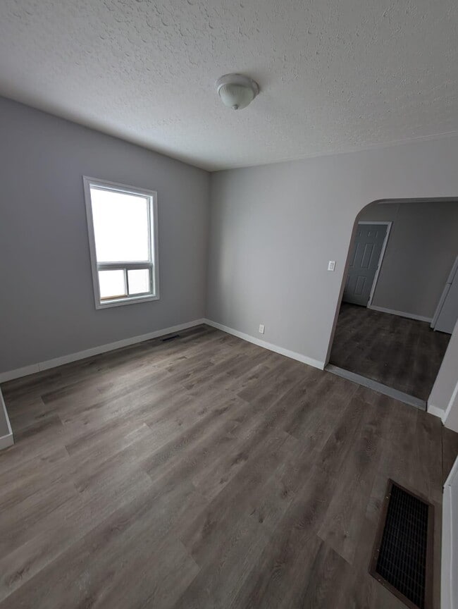 Building Photo - 289 Pine St S