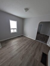 Building Photo - 289 Pine St S