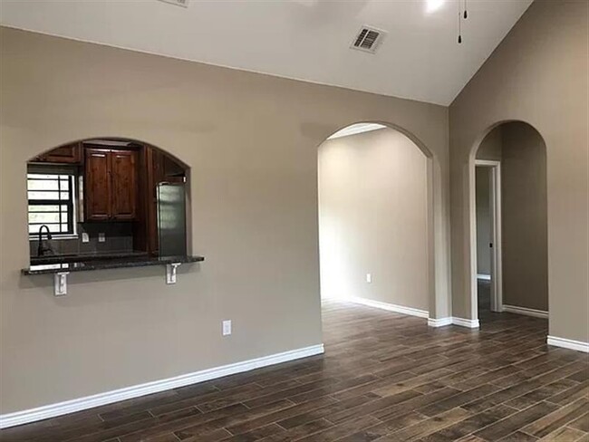 Building Photo - Elkhorn Dr