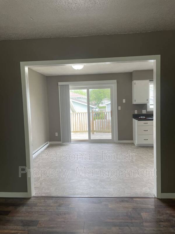 725 30th St N Unit Upper, Fargo, ND 58102 Condo for Rent in Fargo, ND