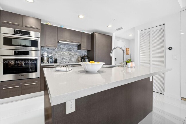 Foto del edificio - 7875 NW 107th Ave
