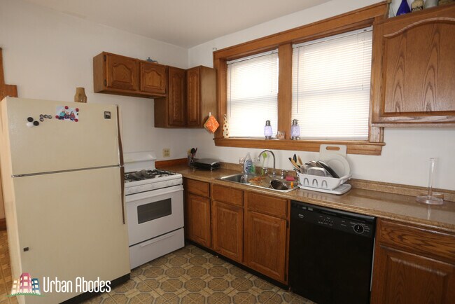 Building Photo - 2336 W Waveland Ave