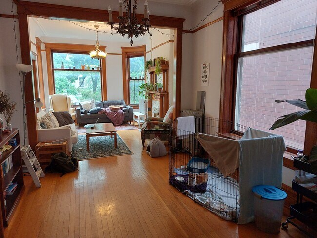 Foto del edificio - 1350 N Hoyne Ave