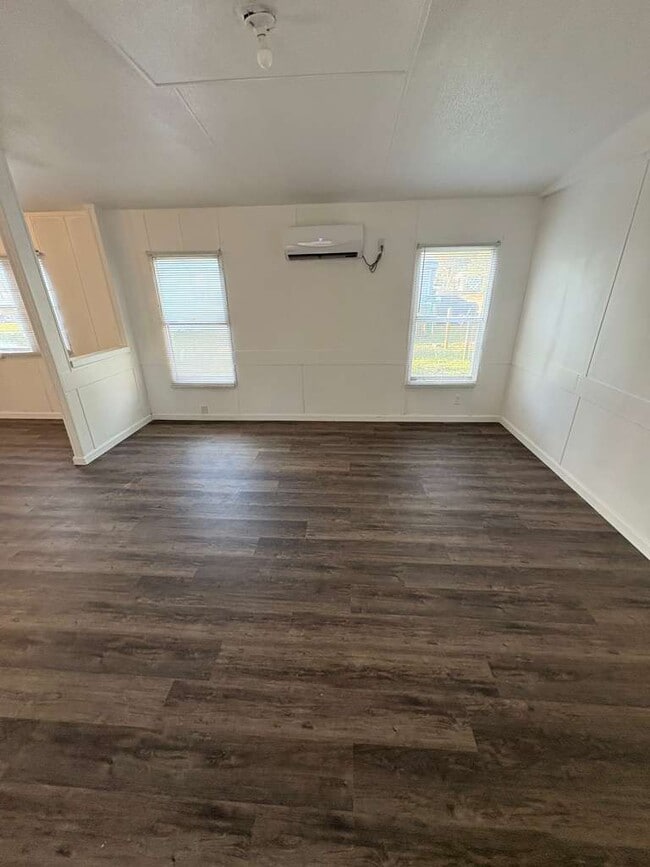 Building Photo - 736 Green Acres Ln