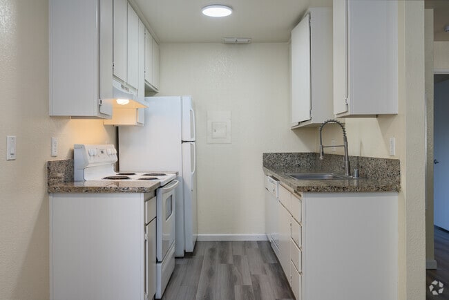 1BR, 1BA - 620SF - Kitchen - Sierra Village Apartment Homes