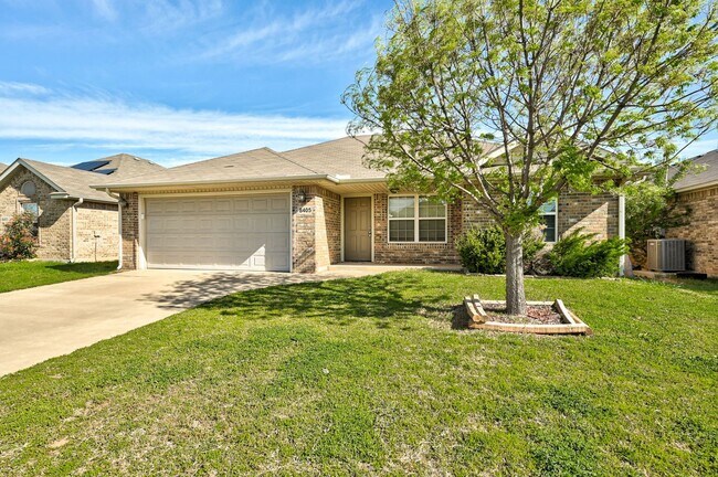 Building Photo - Adorable, Well-Maintained, and Convenientl...