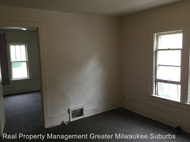 Building Photo - 805 W Saint Paul Ave