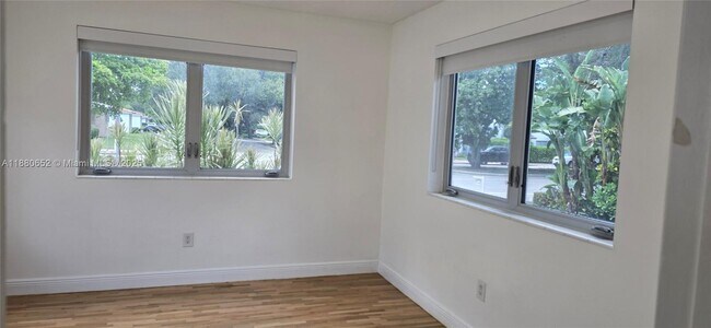 Foto del edificio - 3915 Ponce de Leon Blvd