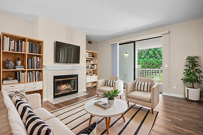 Building Photo - Beautiful single level condo, lower level ...