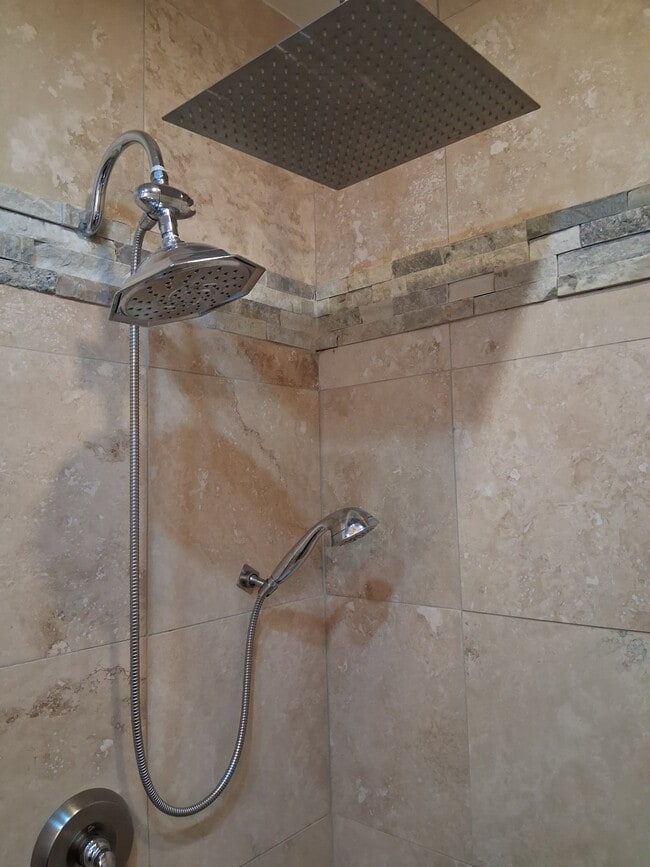 Building Photo - 2102 Grand Ave