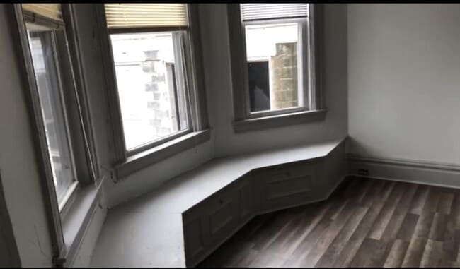 Building Photo - 585 Forest Ave