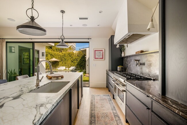 Building Photo - 6277 Del Valle Dr