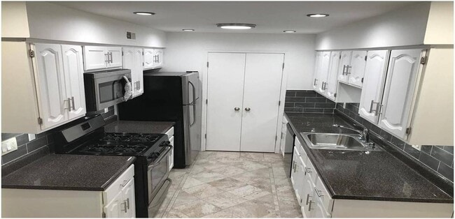 Building Photo - 18 John St