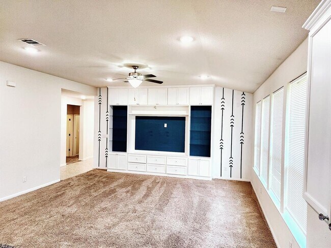 Building Photo - 2052 Hat Bender Lp