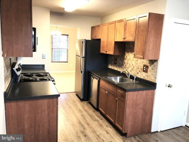 Building Photo - 8323 Stationhouse Ct