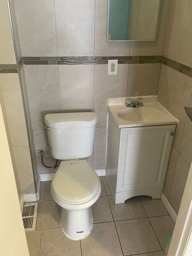 Building Photo - 3 Bedroom 1.5 Bathroom House in Lower Moya...