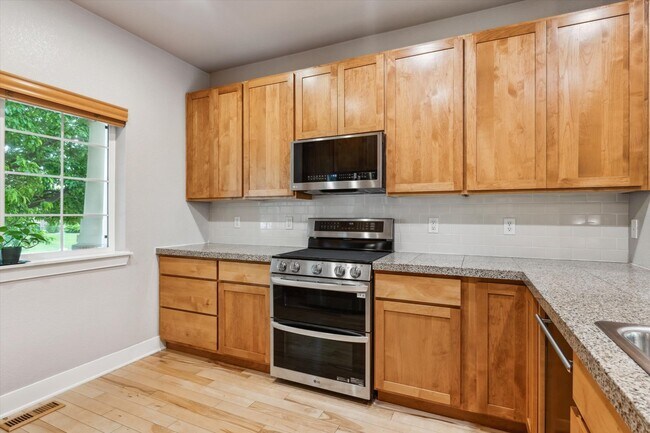 Building Photo - 1038 Village Cir