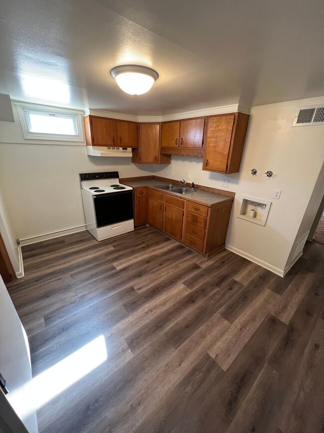 Building Photo - Remodeled 3 Bedroom 1 bathroom apartment