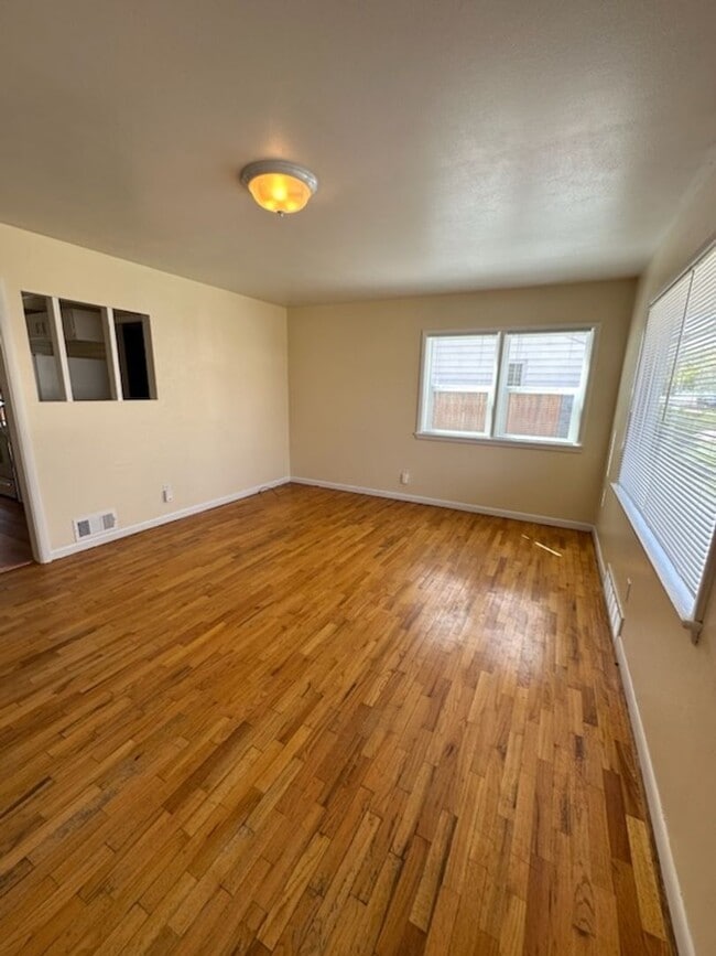 Building Photo - 2 Bedroom House on West End with Oversized Single Car Garage and Covered Back Patio