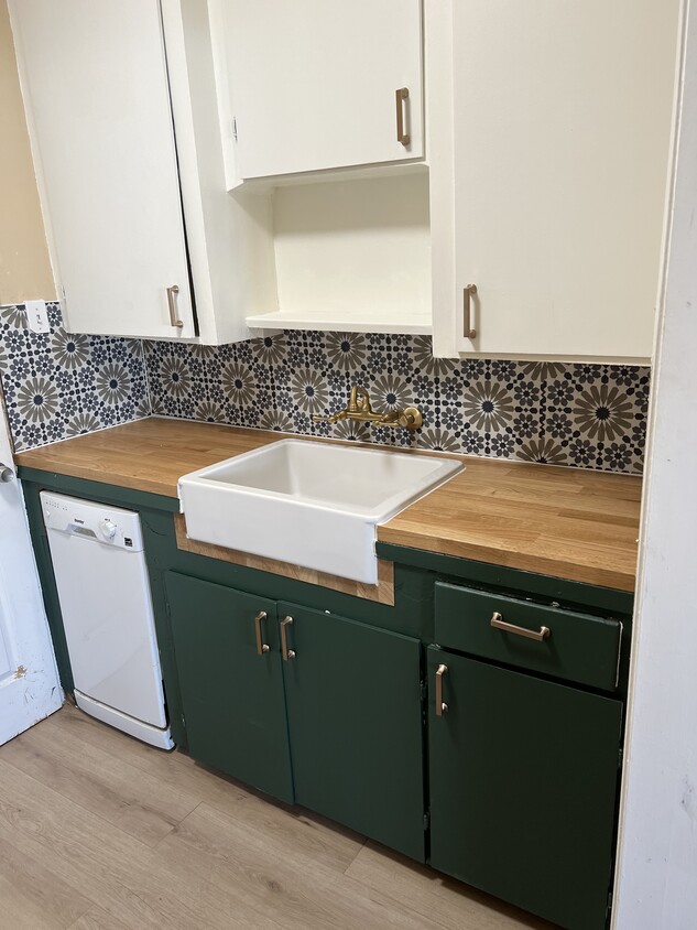 Kitchen was fully remodeled in the past year! - 1410 W Clay St