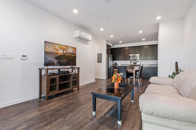 Foto del edificio - 2400 Wildflower Station Pl
