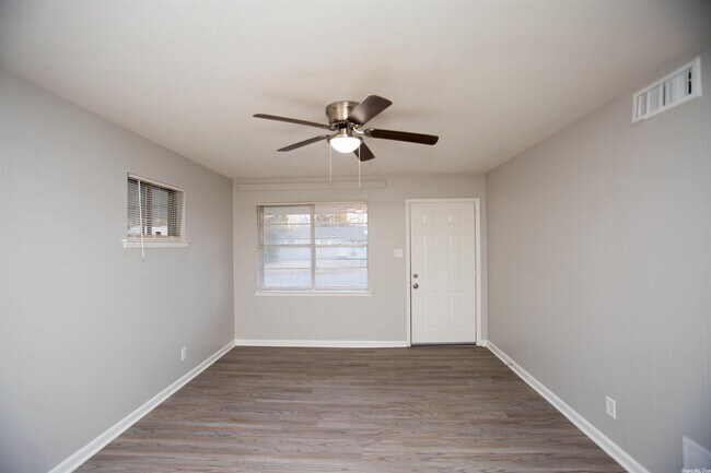 Foto del edificio - 909 Roseclair Dr