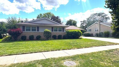 Building Photo - 933 Garden Ln