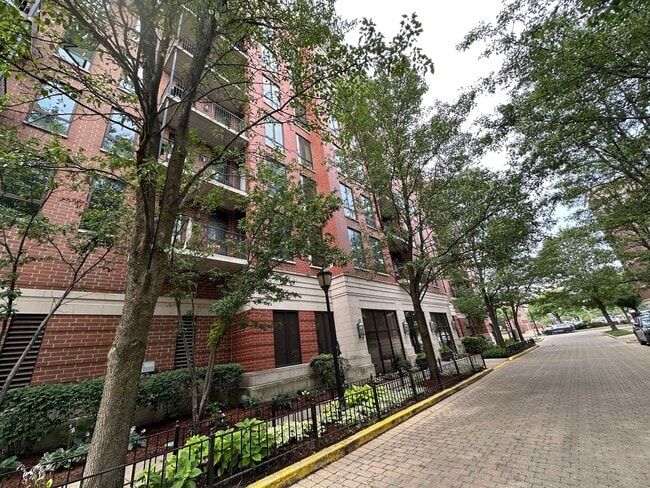 Building Photo - 343 W Old Town Ct