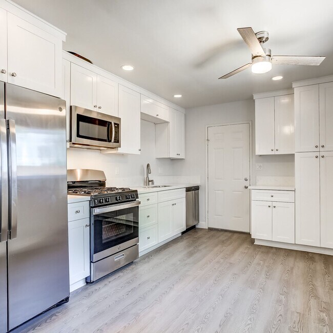 Building Photo - Modern & Beautiful! 2-Bedroom, 1-Bathroom ...