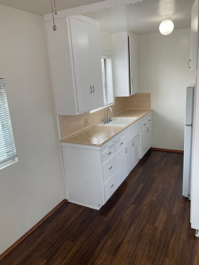 Foto del edificio - DOWNTOWN ONE BEDROOM CONDO IN GATED BUILDING