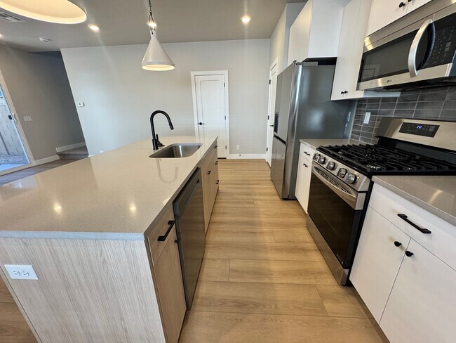 Foto del edificio - Coral Canyon 4-Bedroom End-Unit Townhome! Brand New!!