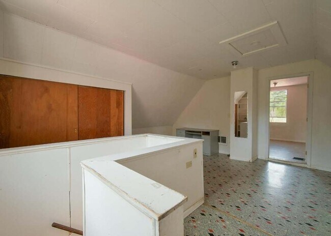Building Photo - 64 White Pl