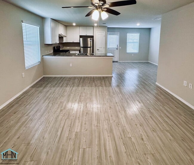 Foto del edificio - Bright & Move-In Ready 3 Bed / 2 Bath Home...