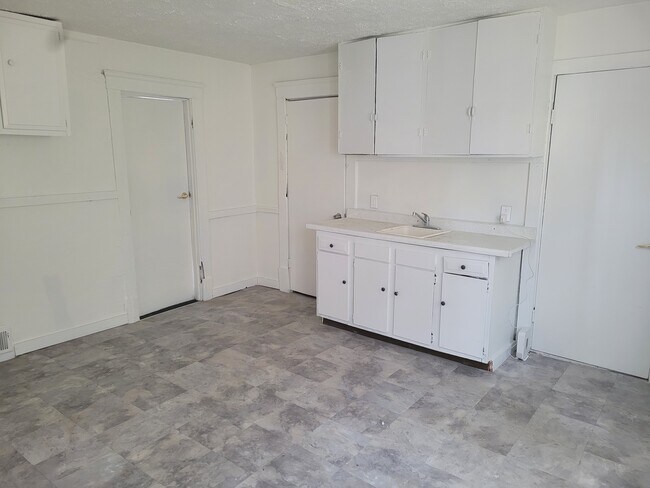 Foto del edificio - 10117 Hampden Ave