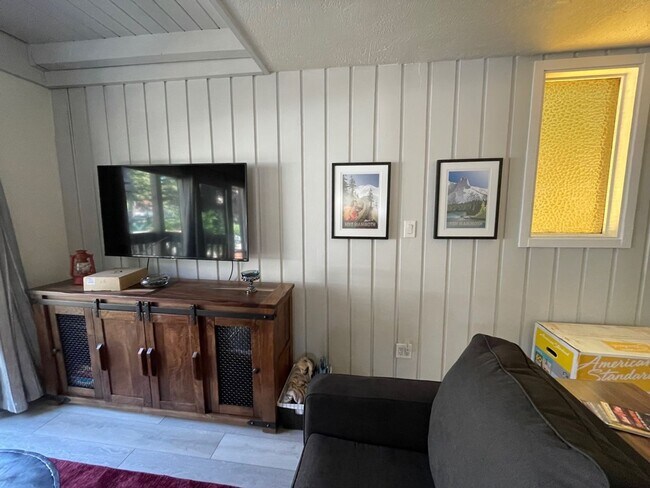Building Photo - Year-Round Rental: Fully Furnished 2 Bedro...