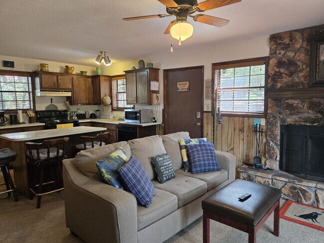Building Photo - Furnished Cabin Close to Midtown