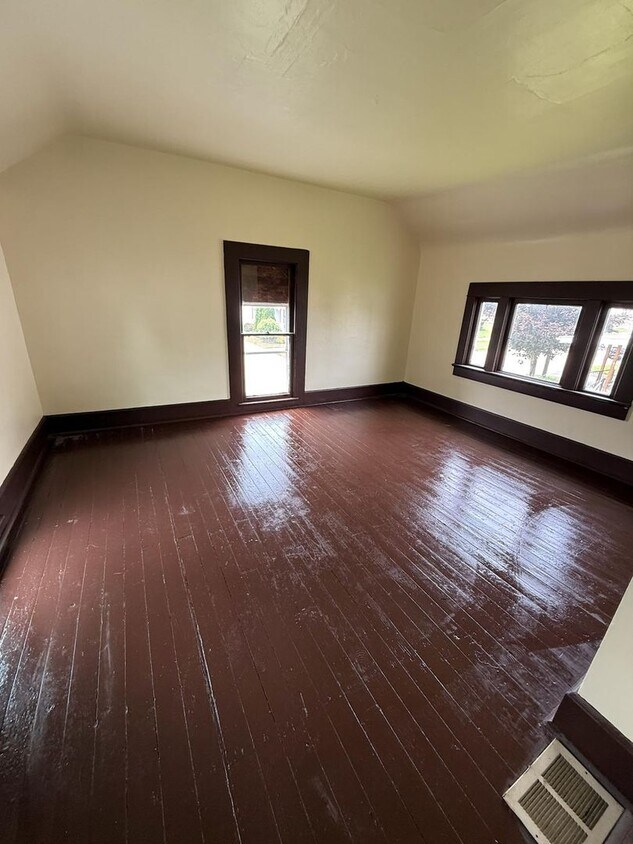 Foto principal - 3 bedrooms 1.5 bath in peaceful and beauti...