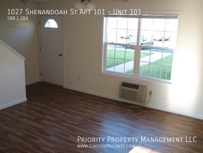 Building Photo - Large End Unit One Bedroom Townhouse, Harr...